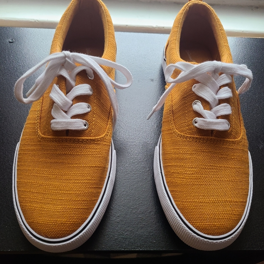 Never worn Universal threads lace up sneaker Mustard yellow size 8